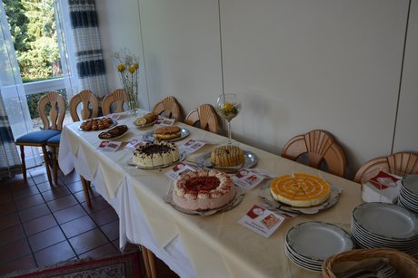 Auf einem Tisch stehen viele verschieden Kuchen von Coppenrath