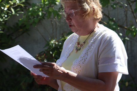 Die Vorsitzende Wilma Kirschmer liest etwas vor.