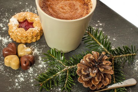 Kaffeetasse mit Geb&auml;ck