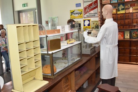 Tante Emma Laden Hier ist ein Lader nachgestellt worden der 70er Jahre. Alte Regale ,eine alte Waage und diversen Sachen sind aufgebaut.