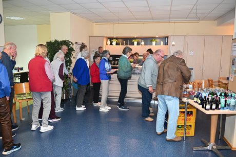 Mitglieder stehen am bayerischen Buffet an