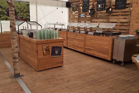 Buffet im Zelt auf dem Spargelhof.