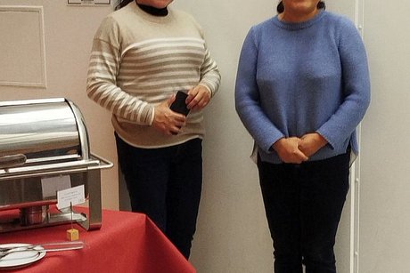 Zwei Frauen f&uuml;r Service und Betreuung w&auml;hrend des Abends