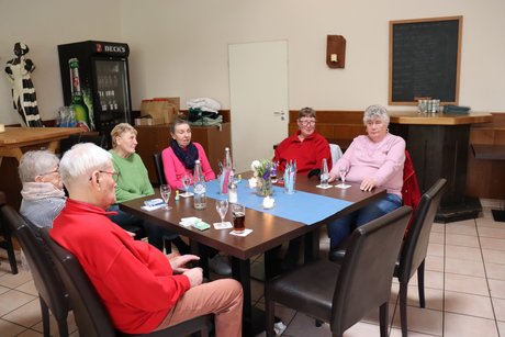 Frühlingsfest Sechs Personen sitzen an einem Tisch.