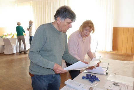 Jahreshauptversammlung 2026 Eine Frau und ein Mann sortieren Unterlagen.
