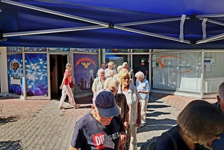Menschen stehen bei der Essenausgabe an