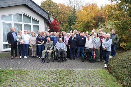 Mehrere Menschen stehen für ein Gruppenfoto zusammen.