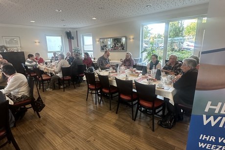 Gäste an Tischen sitzend