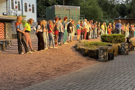 Blick auf das Ensemble der Veranstaltung