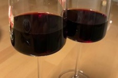 Zwei Gl&auml;ser mit Rotwein