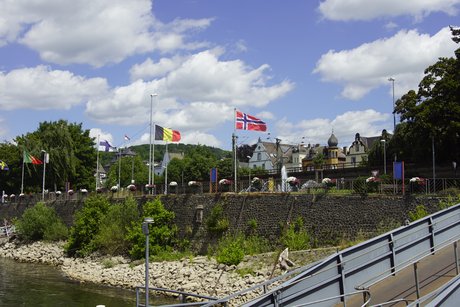 Die Anleger Promenade mit Masten und Fahnen