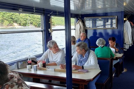 Personen auf der Schifffahrt des Rursee