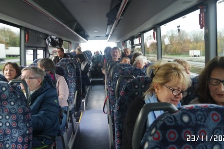 Rückfahrt nach Oberhausen im Bus. Menschen sitzen in einem Reisebus und fahren nach Oberhausen zurück.