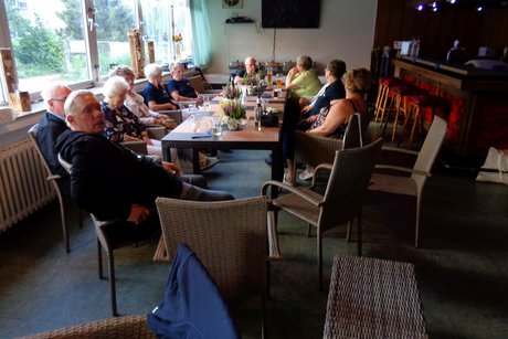 Jubilars- und Ehrenamts-Verleihung des VdK-Ortsverbandes Essen - Katernberg - Stoppenberg - Schonnebeck. Mehrere Menschen sitzen an Tischen und unterhalten sich miteinander.