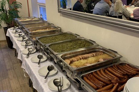 Ein Buffet mit verschiedenen warmen Speisen