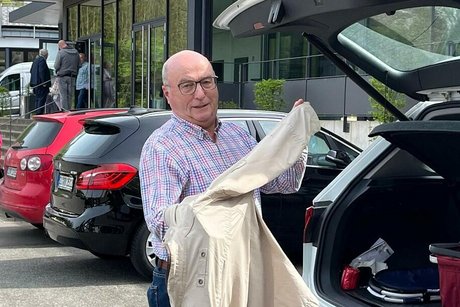 Reimund Halbe steht vor der geöffneten Klappe eines Kofferraums auf einem Parkplatz