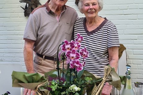 Abgebildet sind von links nach rechts Waldemar und Irmgard Höhfeld bei den Feierlichkeiten anlässlich ihres 65sten Hochzeittages mit Geschenk der VdK Vertreterin