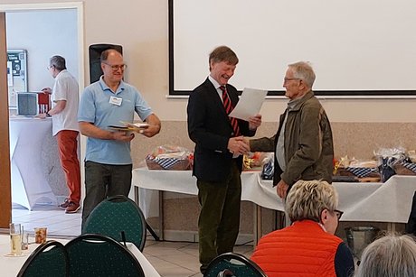 Dr. Happ &uuml;berreicht Karlheinz Gillhausen die Jubil&auml;umsurkunde f&uuml;r 30 Jahre Mitgliedschaft im VdK