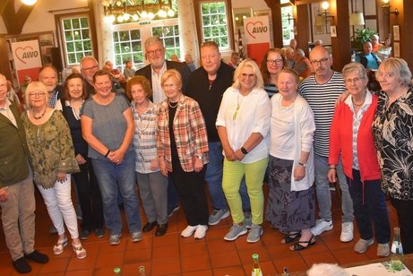 Die neu gewählten Vorstandsmitglieder des Ortsverbands Lengerich haben sich für das Gruppenfoto aufgestellt.