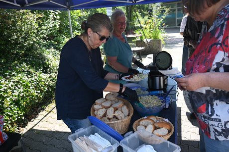 Essenausgabe am Grillstand