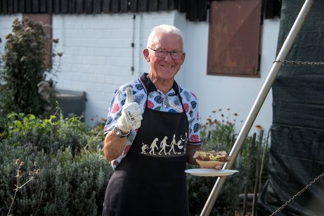 VdK OV Korschenbroich-Kleinenbroich Sommerfest mit ehrenamtlichem Helfer am Schwenkgrill