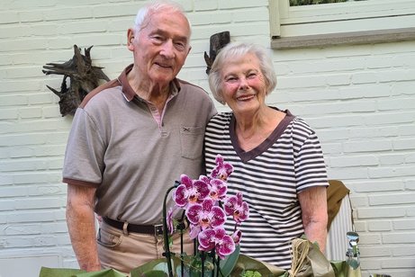 Abgebildet sind von links nach rechts Waldemar und Irmgard H&ouml;hfeld bei den Feierlichkeiten anl&auml;sslich ihres 65sten Hochzeittages mit Geschenk der VdK Vertreterin
