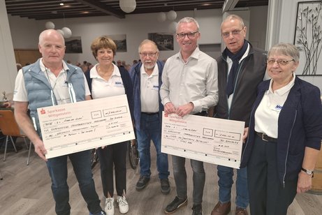 Die Vorstandsmitglieder &uuml;bergeben einen Spendenscheck an den Leiter des Kinderhospiz.