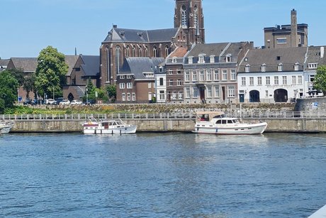 Blick über die Maas auf eine Kirche