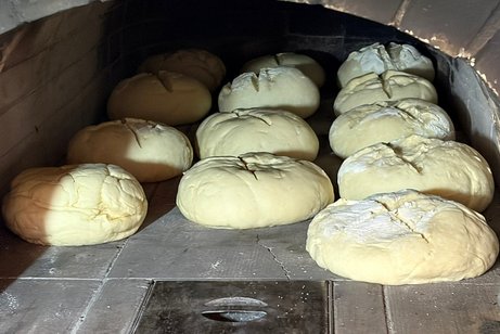 Brotlaibe liegen im Ofen