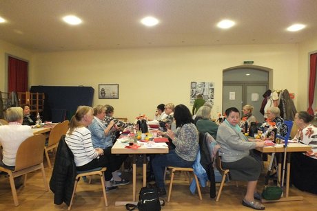 Jahresabschlusstreffen der Frauenvertreterinnen. Mehrere Frauen sitzen an langen Tischen.