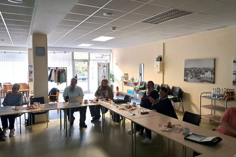 Teilnehmer hören den Vortrag