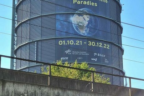 Der große Stahlturm des ehemaligen Gasometers in Oberhausen dient heute als Ausstellungsfläche.