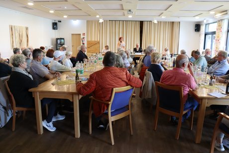 Jahreshauptversammlung 2026 Mehrere Mitglieder sitzen an langen Tischen.