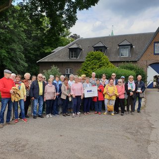 Sozialverband VdK NRW - Ortsverband Ennepetal Wir freuen uns über Ihr Interesse und möchten uns kurz vorstellen! Symbolfoto VdK NRW Der 2,2 Millionen Mitglieder starke Sozialverband VdK hat sich im Laufe der Jahre zur stärksten Interessenvertretung der Rentner, Menschen mit Behinderungen, Arbeitslosen, Pflegebedürftigen sowie Kriegs-, Wehrdienst- und Unfallopfer in Deutschland entwickelt. In NRW vertrauen mehr als 400.000 Menschen dem VdK - organisiert in 43 Kreisverbänden und rund 785 Ortsverbänden. Mitglieder und Ehrenamtliche profitieren von zahlreichen Angeboten: Beratung in allen sozialrechtlichen Fragen vom Schwerbehinderten- bis zum Rentenrecht Rechtsvertretung vor den Sozialgerichten, dem Landessozialgericht, dem Bundessozialgericht und in Widerspruchsverfahren ein umfangreiches Seminar- und Veranstaltungsprogramm für Ehrenamtliche Abschluss von Gruppenversicherungen über den Sozialverband VdK NRW 10 kostenlose Exemplare der "VdK-Zeitung" im Jahr Außenansicht Sommer 2020 eigenes Kur- und Erholungshotel "Zum Hallenberg" in Bad Fredeburg im Hochsauerland mit zahlreichen Arrangements und Vergünstigungen für Mitglieder Es gibt viele weitere Möglichkeiten, sich aktiv am Verbandsgeschehen zu beteiligen. Wir freuen uns auf Sie!