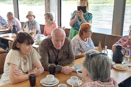 Personen beim Kaffee trinken