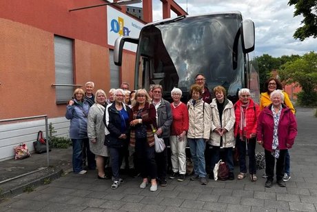 Vor der Abfahrt, alle Teilnehmer vor dem Bus