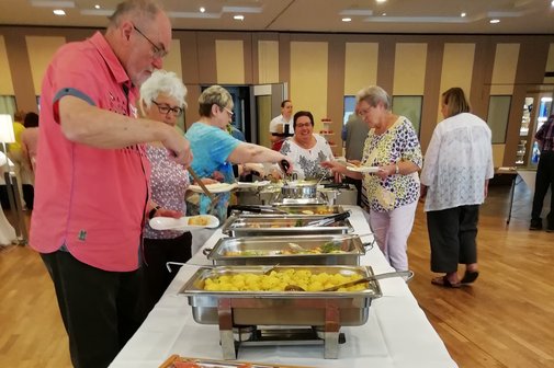 Teilnehmer beim Spargelbuffet