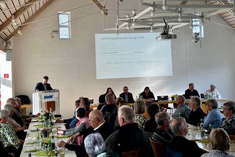 Kassenbericht durch Kassierer, Menschen an Tischen sitzend