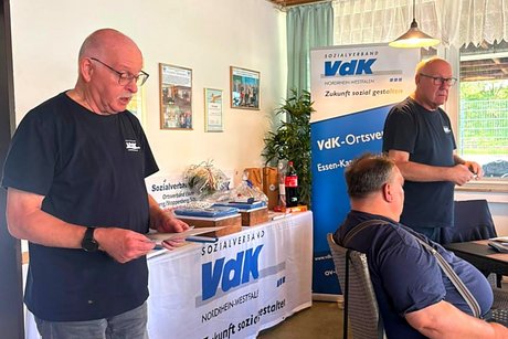 Jubilars- und Ehrenamts-Verleihung des VdK-Ortsverbandes Essen - Katernberg - Stoppenberg - Schonnebeck. Der Vorsitzende Reinhard Karsch begrüßt die Mitglieder und Gäste.