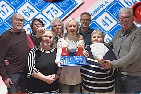 Der Vorstand des VdK-Ortsverband Uedem freut sich drauf: Am Mittwoch, 13. Mai, gibt es wieder Bingo bei Lettmann in der M&uuml;hlhoffstra&szlig;e 18 (hinten, von links): Michael Panders, Petra Scholten, Ulrike Dammers, Achim Jan&szlig;en; (vorne von links): Michaele Schmitt, Margarete Meyer, Agnes Arnold und Karl-Heniz Hermsen.