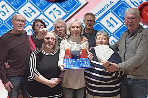 Der Vorstand des VdK-Ortsverband Uedem freut sich drauf: Am Mittwoch, 13. Mai, gibt es wieder Bingo bei Lettmann in der M&uuml;hlhoffstra&szlig;e 18 (hinten, von links): Michael Panders, Petra Scholten, Ulrike Dammers, Achim Jan&szlig;en; (vorne von links): Michaele Schmitt, Margarete Meyer, Agnes Arnold und Karl-Heniz Hermsen.