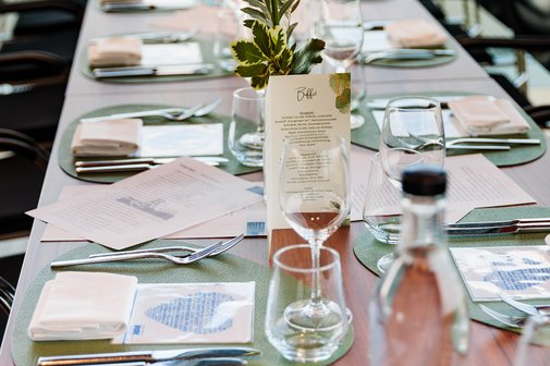 Festlich eingedeckte Tafel mit Blumendekoration