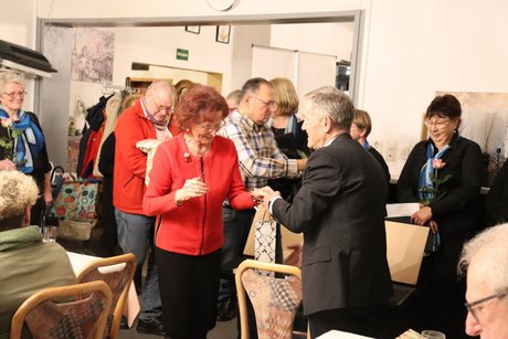 Kleine Pr&auml;sente/ Blumen werden als Dank an die Chorgemeinschaft verteilt.