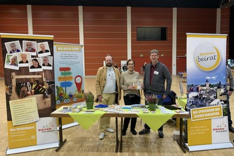 Das Bild zeigt eine Vertreterin und zwei Vertreter des Seniorenbeirrats am Messestand