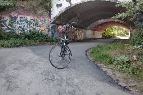 Ein gut befahrbarer Fuss- und Radweg vor einem Tunnel