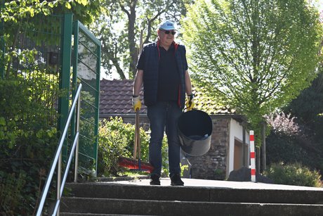 Flei&szlig;iger Helfer beim M&uuml;llsammeln
