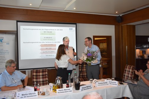 Eindrucksvolle Zahlen auf der Leinwand sowie Dank von Klaus Meiers (hinten l.) und Thomas Zander (r.) an Karin Berner für ihr engagiertes Wirken als kommissarische Geschäftsführerin.