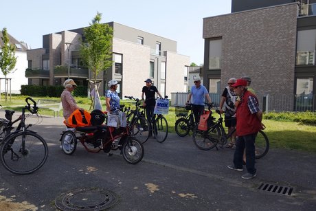 Eine bunte Gruppe Radfahrer