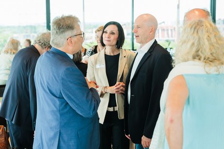Mehrere Menschen reden miteinander.