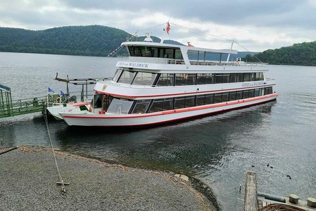 Weißer, mehrstöckiger Ausflugsdampfer am Bootsanleger am Edersee.